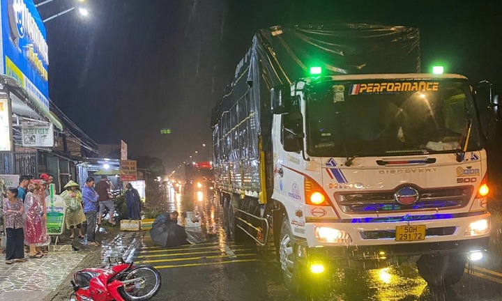 Cô giáo đi xe máy va chạm với xe tải, tử vong thương tâm