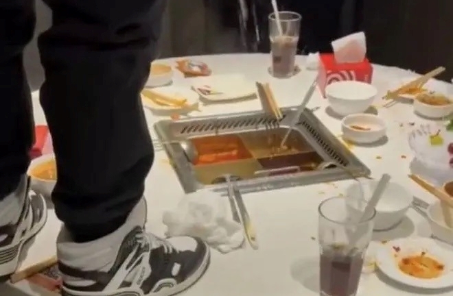 Hai nam sinh quay video phản cảm ở nhà hàng, bố mẹ phải công khai xin lỗi, bồi thường hơn 8 tỷ đồng