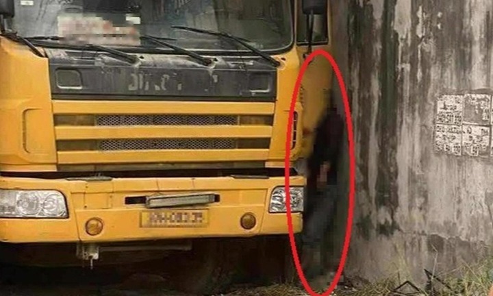 Tai nạn hy hữu: Tài xế bị xe tải ép vào tường, tử vong thương tâm