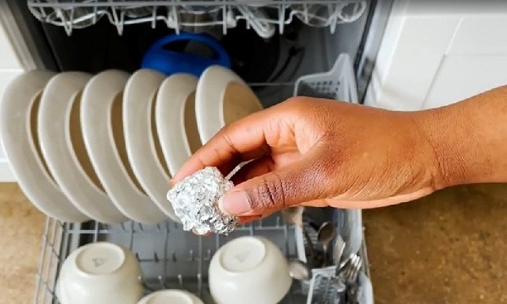 Tại sao nên đặt một quả bóng giấy bạc vào máy rửa bát?