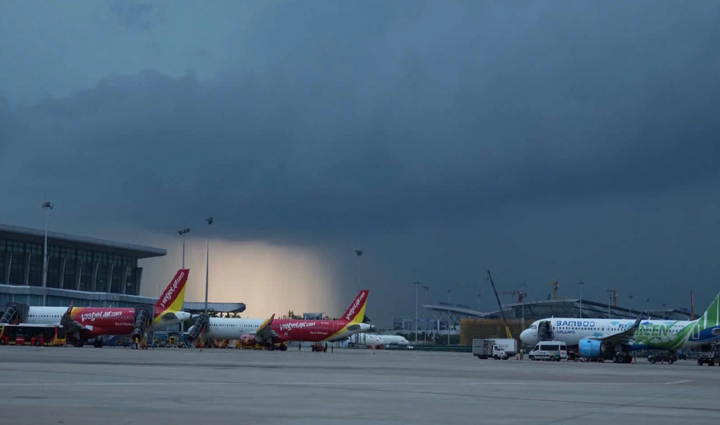 Lý do nhiều chuyến bay phải bay vòng chờ, không thể hạ cánh sân bay Nội Bài, chuyển hướng sân bay khác