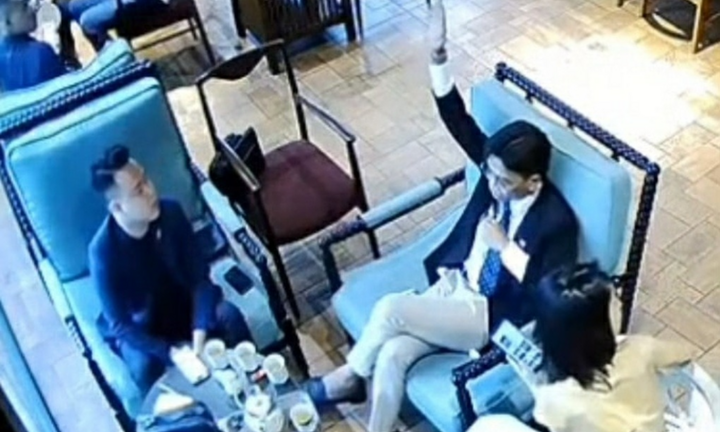 Clip nam nhân viên quán cafe ở Hà Nội bị hành hung vì nhắc khách không hút thuốc lá