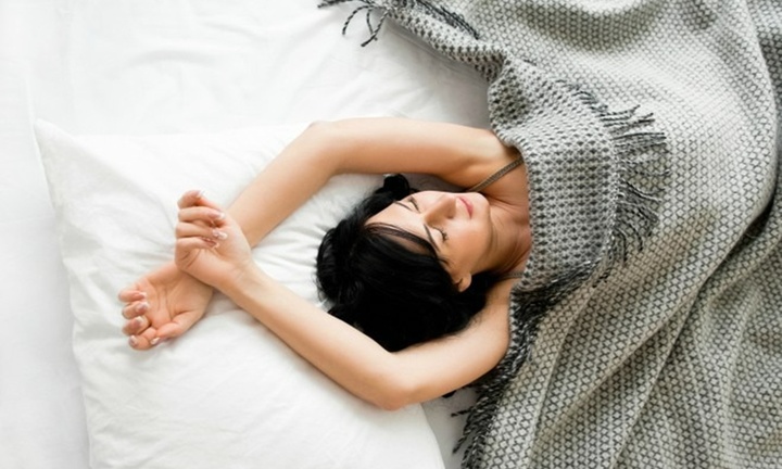Vì sao nhiều người có thói quen đắp chăn khi ngủ?
