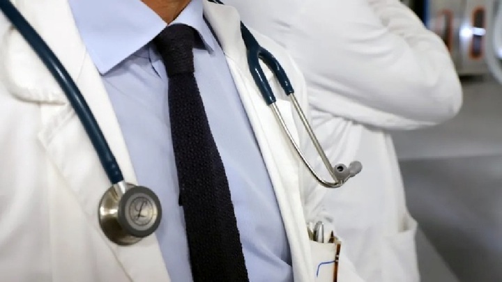 Bác sĩ ở Anh bỏ bệnh nhân đang trên bàn mổ để 