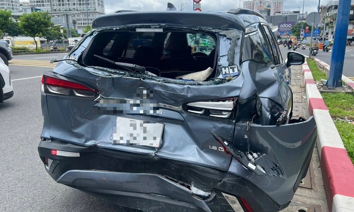 Hiện trường vụ 4 ô tô tông liên hoàn trong hầm Thủ Thiêm, TP.HCM