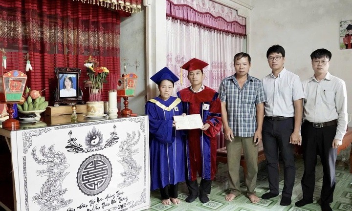 Nghẹn ngào hình ảnh mẹ khoác áo cử nhân, nhận bằng tốt nghiệp thay con gái vừa qua đời