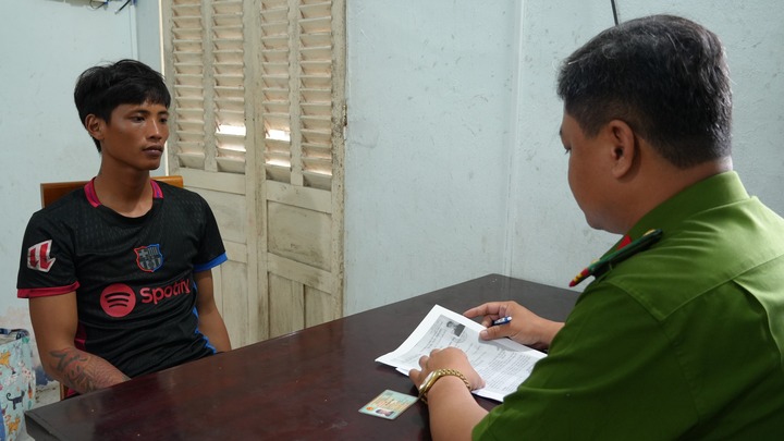 Đối tượng truy nã Nguyễn Vũ Linh bị bắt khi đi gặt lúa thuê