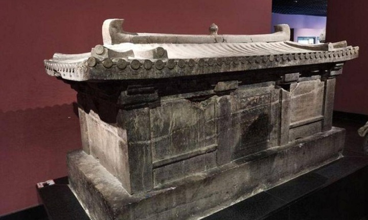 Mở quan tài khắc lời nguyền được tìm thấy trong mộ cổ hơn nghìn năm, các chuyên gia 