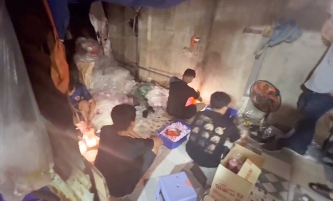 Clip: Cảnh sát hóa trang shipper, đột kích xưởng làm giả nước giặt quy mô lớn ở TP.HCM