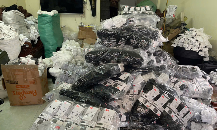 Hà Nội: Phát hiện cơ sở sản xuất hơn 16.000 đôi tất giả nhãn hiệu nổi tiếng
