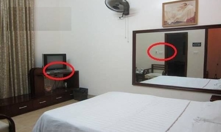 Cách phát hiện camera giấu kín trong khách sạn