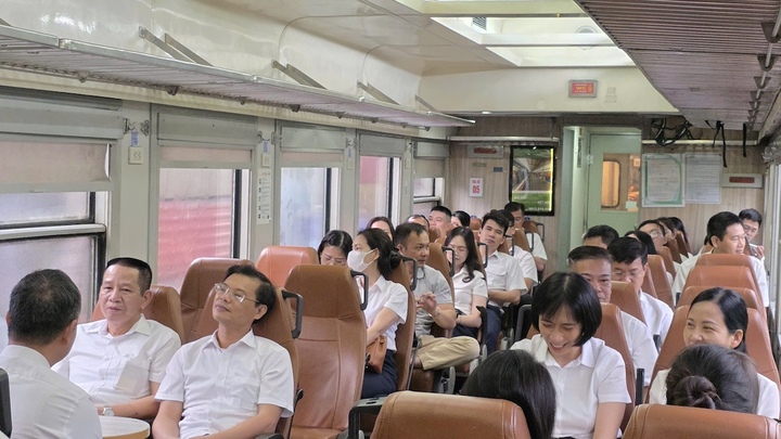 Cận cảnh chuyến tàu đầu tiên đưa đón cán bộ, viên chức Hải Phòng đi làm