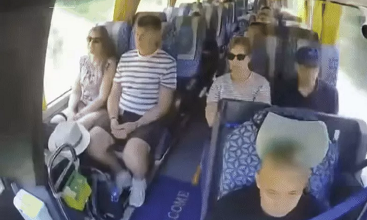 Clip: Tài xế phanh xe ngoạn mục, thoát vụ tai nạn nguy hiểm ở Tuyên Quang, khách Tây vỗ tay tán thưởng