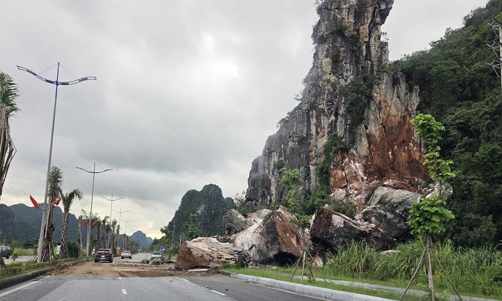Hiện trường vụ núi đá sạt lở xuống đường bao biển ở Quảng Ninh