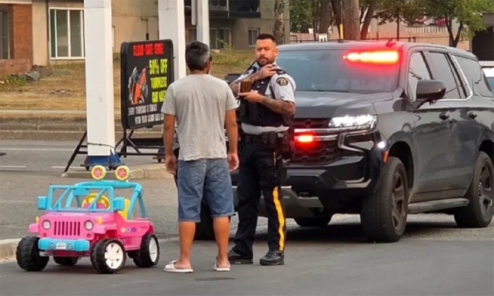 Lái xe đồ chơi trong tình trạng say xỉn, người đàn ông bị giam bằng lái 3 tháng