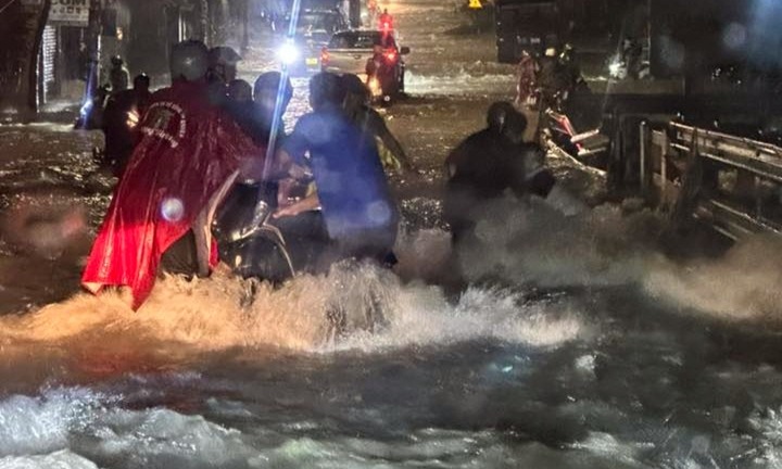 Mưa lớn ở Đồng Nai khiến ô tô lật nghiêng, xe máy bị nước cuốn