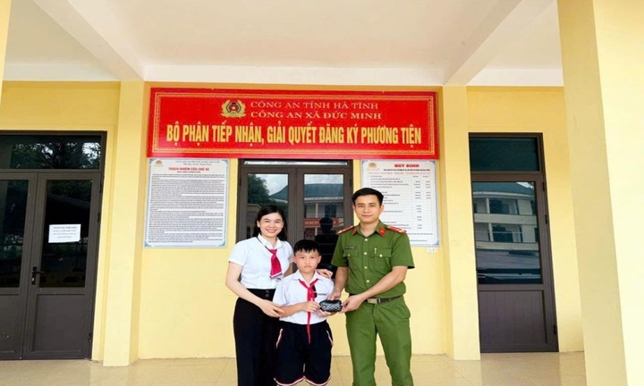 Nam sinh lớp 5 nhặt được hơn 7 triệu đồng, liền báo cô giáo để trả lại người mất