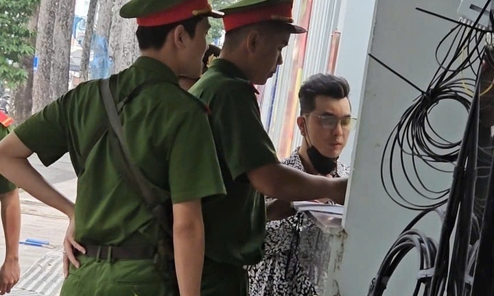 Ca sĩ Ưng Hoàng Phúc có mặt tại trụ sở Công an TP.HCM để làm việc