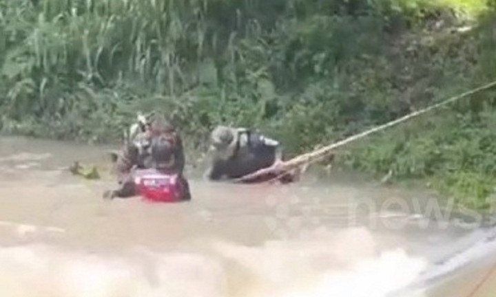 Clip: Bi hài cặp đôi bị nước lũ cuốn xuống sông, chồng chọn cứu chiếc xe máy thay vì giúp vợ