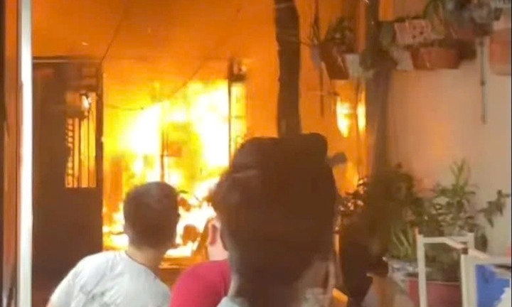 Mâu thuẫn với bố, con trai nghi dùng xăng phóng hỏa nhà 2 tầng, 1 người bị thương đi cấp cứu