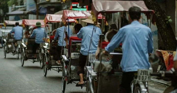 Tham quan phố cổ, khách nước ngoài bị 2 tài xế xích lô 