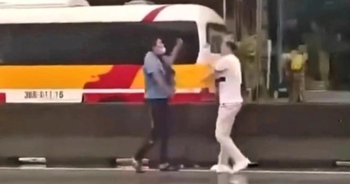 Xử phạt tài xế xe khách đuổi đánh hành khách trên quốc lộ vì quay cảnh xe chạy ẩu