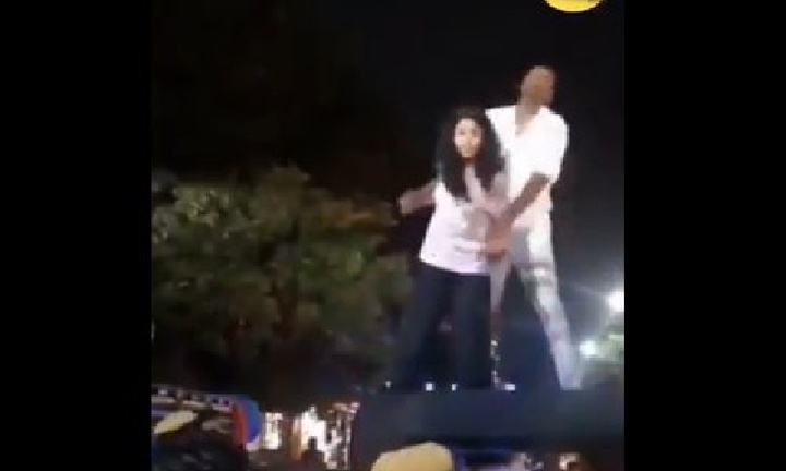 Clip: Say rượu, đôi nam nữ trèo lên nóc xe cảnh sát ôm nhau khóc