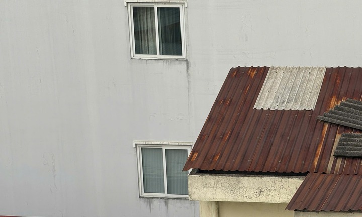 Đã xây hết đất, có được trổ cửa sổ sang nhà hàng xóm?