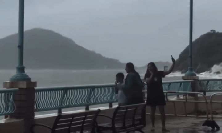 Đứng sát bờ biển chụp ảnh 