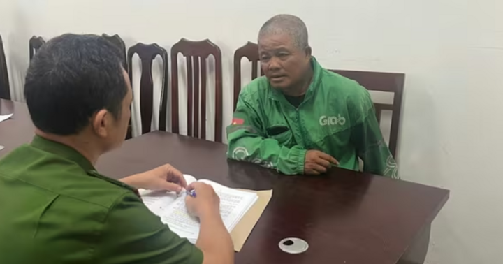 Tạm giữ tài xế xe ôm 58 tuổi chuyên môi giới mại dâm cho người phụ nữ 51 tuổi ở Hà Nội
