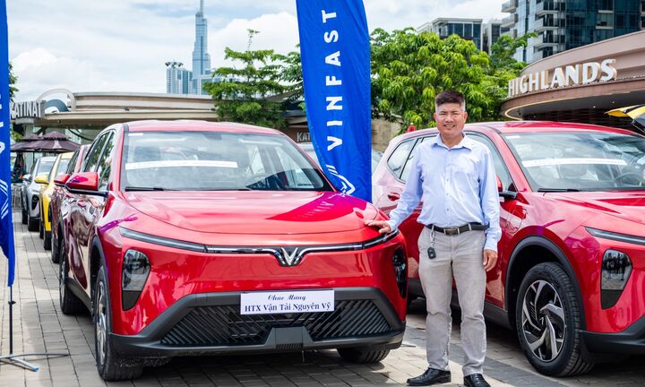 Khách mua 250 xe VinFast Limo Green: “Xe điện tối ưu lợi nhuận tốt hơn hẳn xe xăng”