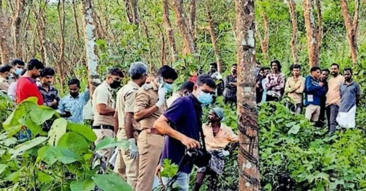 Đi hái ớt, người dân bất ngờ phát hiện thi thể nam giới bị xích vào cây cao su ở Ấn Độ