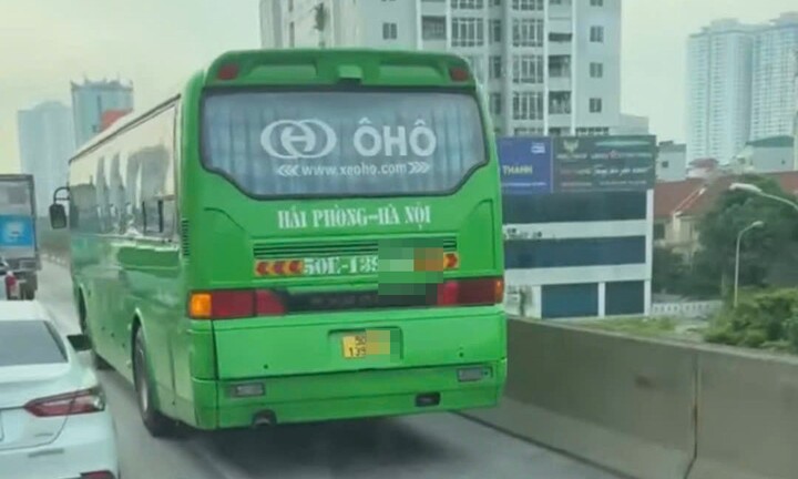 Hà Nội: Xử phạt tài xế xe khách đi vào làn dừng xe khẩn cấp trên đường vành đai 3