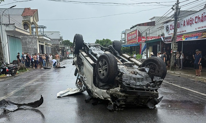 Tin tức tai nạn giao thông mới nhất ngày 26/9: Xe ô tô lật ngửa, biến dạng sau va chạm với xe máy