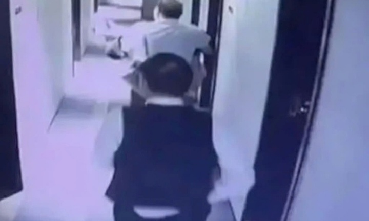 Nữ nhân viên bị ông chủ cưỡng hiếp tại phòng khách sạn, công ty sa thải vì lí do khó ai ngờ