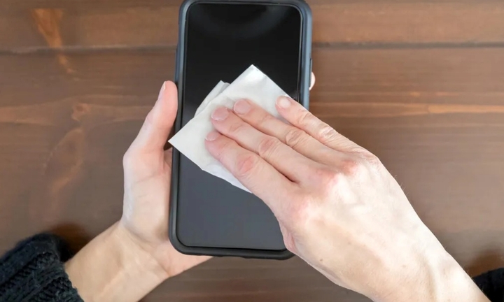 Cách vệ sinh điện thoại đúng cách