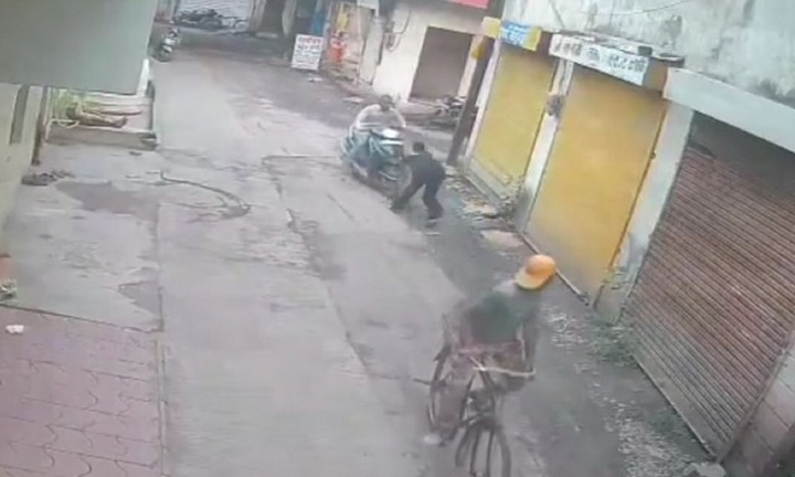 Bị từ chối tình cảm, gã đàn ông nhẫn tâm đâm bạn gái cũ rồi bỏ chạy