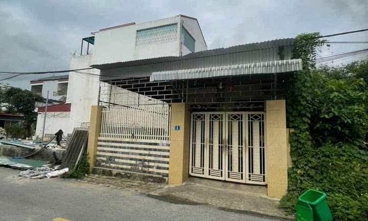 Giải cứu người đàn ông nhốt mình trong phòng với 3 bình gas đã mở van ở Nghệ An