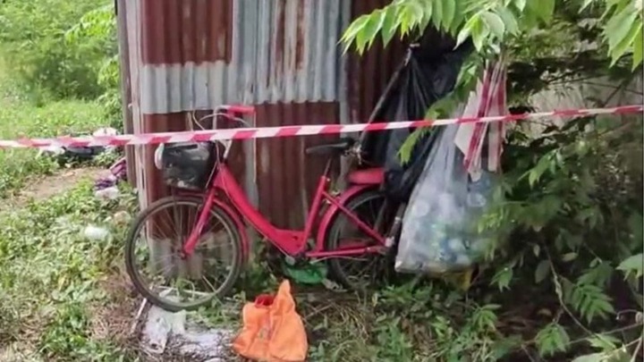 Lần theo chó sủa, người dân phát hiện thi thể đang phân hủy, trên người mặc chỉ mặc đồ lót