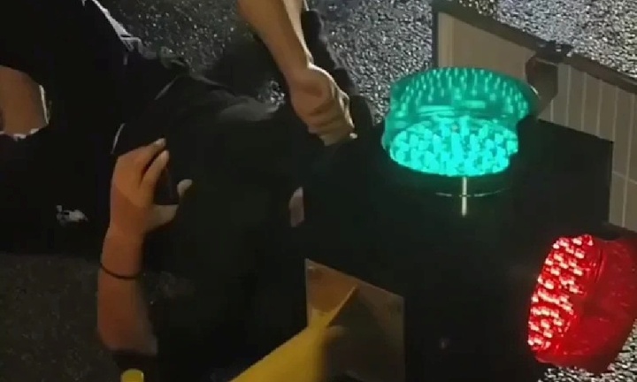 Mắc kẹt đầu trong đèn giao thông 40 phút, người đàn ông vẫn 