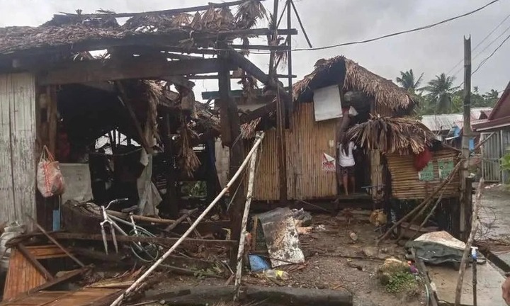 Cận cảnh sức gió khủng khiếp của bão Bualoi khi quét qua Philippines