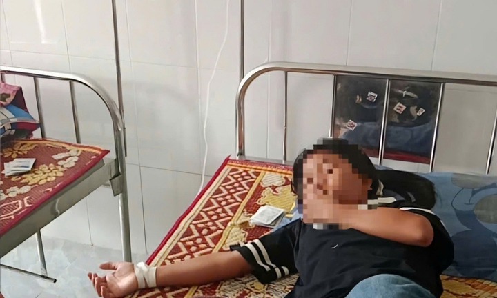 Sau bữa sáng tại trường, nhiều học sinh miền núi Quảng Trị nhập viện nghi do ngộ độc