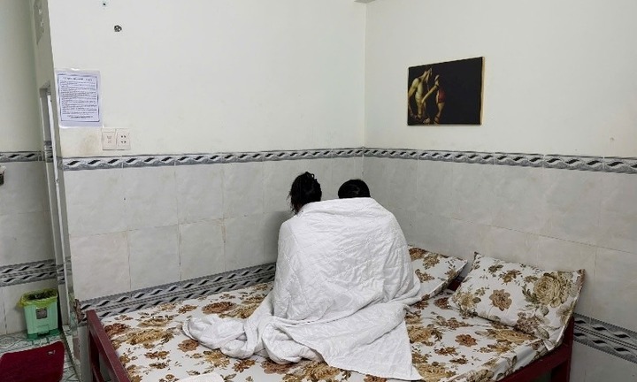 Bắt quả tang 2 cô gái bán dâm 