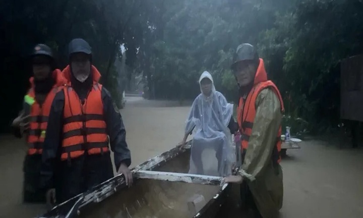 Chồng bất lực nhìn vợ bị dòng nước lũ cuốn trôi mất tích