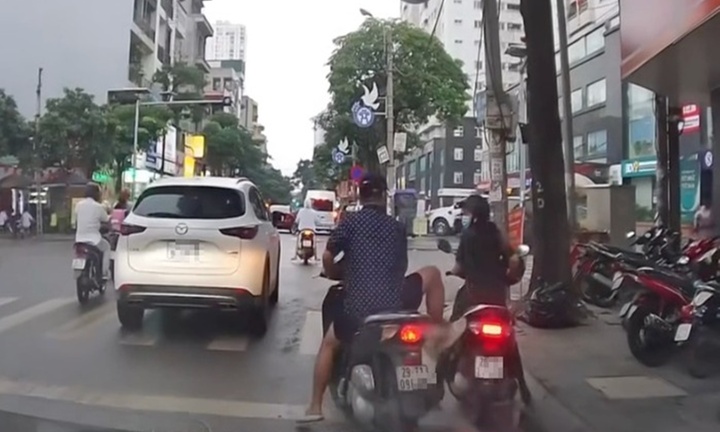 Xác minh vụ người đàn ông không đội mũ bảo hiểm còn húc xe, dọa đạp phụ nữ