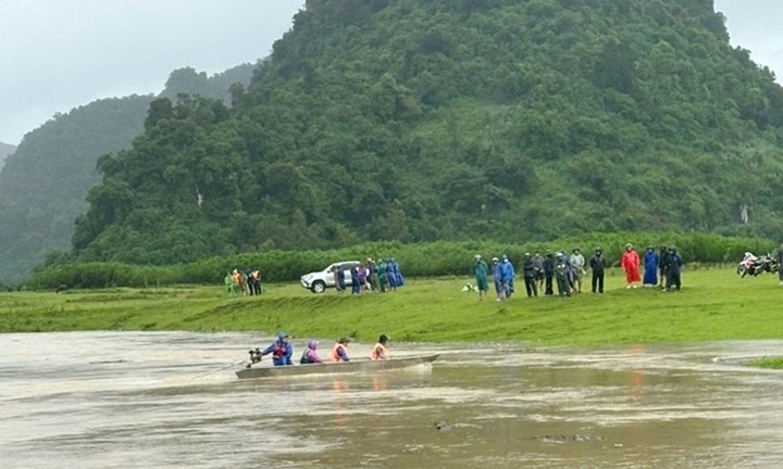 Cùng mẹ dắt trâu đi tránh lũ, nam sinh cấp 3 bị nước cuốn trôi mất tích