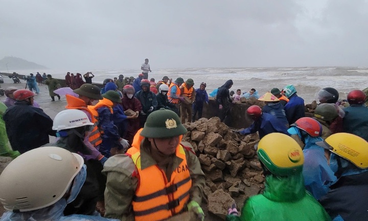 Kè biển sạt lở nghiêm trọng trước giờ bão số 10 đổ bộ, hàng trăm người chung sức gia cố trong mưa