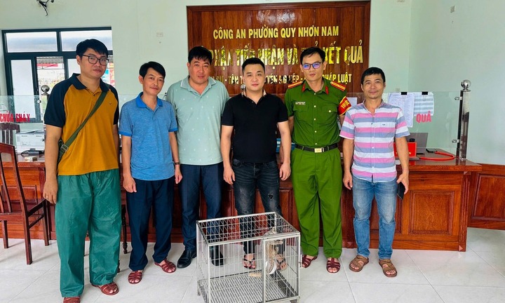 Nam thanh niên mua tê tê quý hiếm đang bị rao bán rồi mang đến công an giao nộp