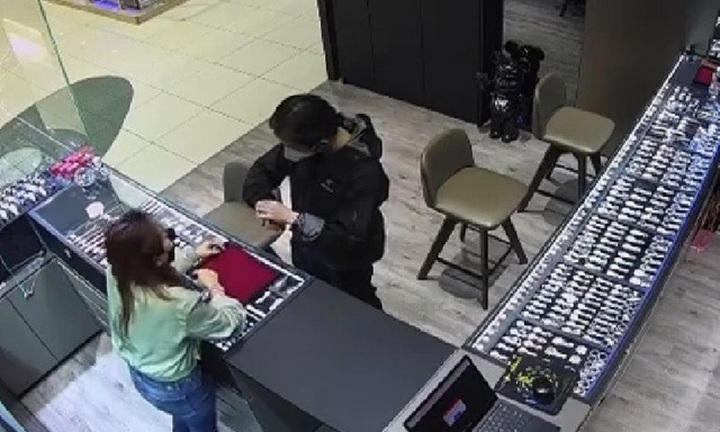 Clip: Người đàn ông đeo thử đồng hồ Rolex hơn 800 triệu đồng tại trung tâm thương mại rồi bỏ chạy