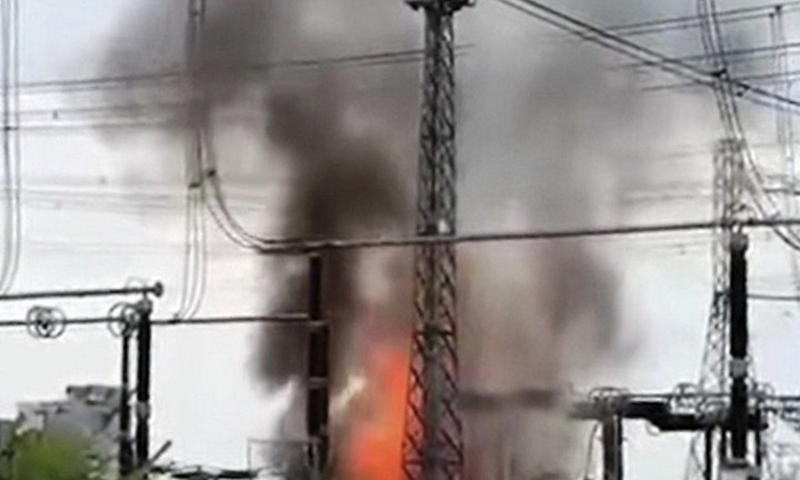 Ninh Bình: Trạm biến áp bốc cháy, cột khói đen cao hàng chục mét